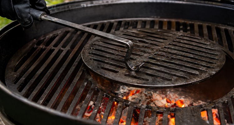 Safely Handle Hot Cast Iron With These Top Grill Grate Lifters